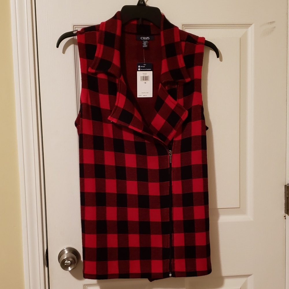 Chaps Women's Zip up Vest black/red plaid, size 1x.